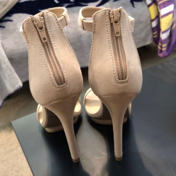 Heels - Picture 3 of 4